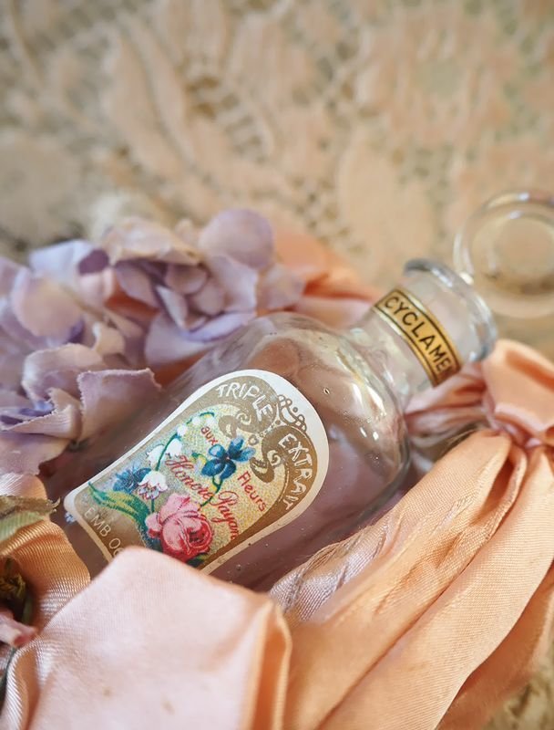 Triple Extrait aux Fleurs: Cyclamen