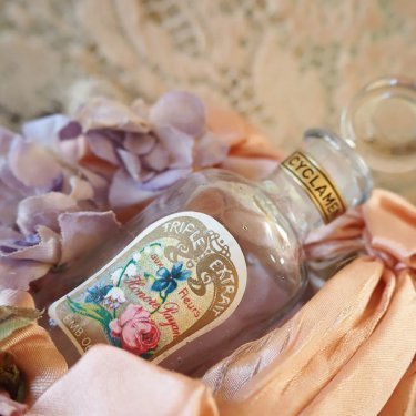 Triple Extrait aux Fleurs: Cyclamen